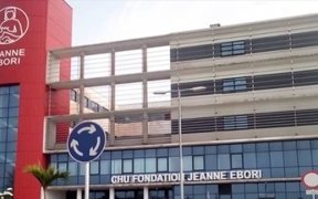 Une jeune mère de 23 ans séquestrée avec son nouveau-né à l’hôpital Jeanne Ebori pour 700 000 FCFA&nbsp;!