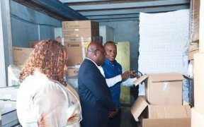 Camelia Ntoutoume Leclercq supervise l’arrivée des nouveaux équipements pour l’ENS et l’ENSET