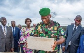 Mouila&nbsp;: Le président de la transition donne le coup d’envoi des travaux de construction de l’agence BEAC