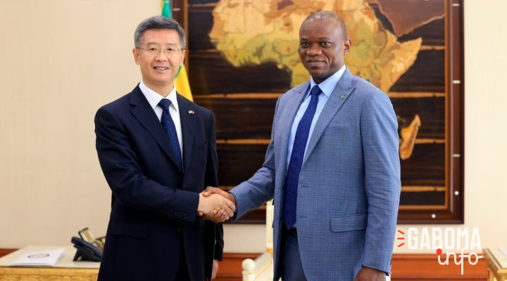 Brice Oligui Nguema échange avec l’ambassadeur de Chine et des entrepreneurs militaires chinois