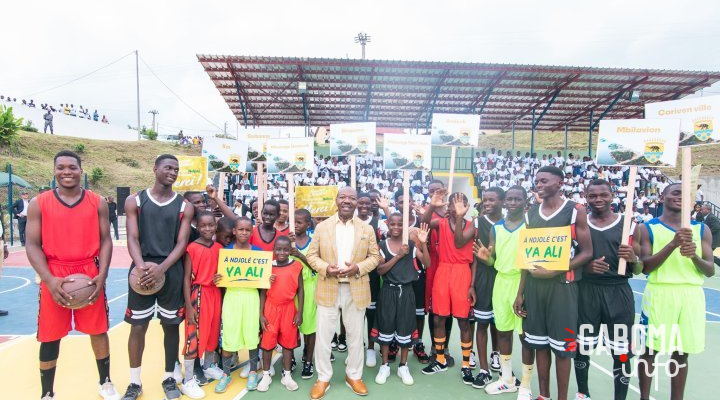Ali Bongo inaugure le plateau multisports de Ndjolé