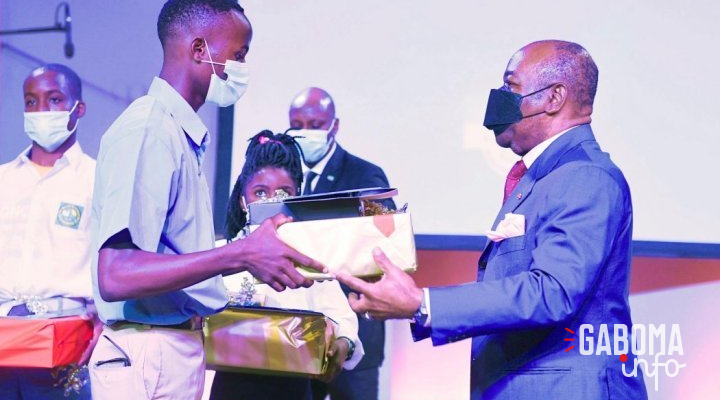 Ali Bongo prend part à la 1ère édition du Concours national des meilleurs élèves