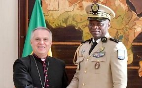 Brice Clotaire Oligui Nguema échange avec le nonce apostolique et une délégation d’évêques